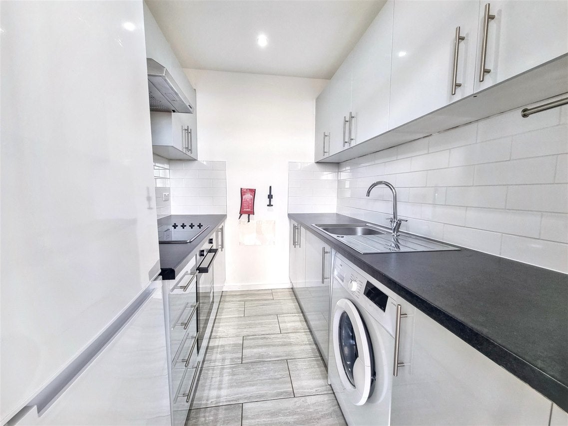 Flat Jedburgh Road in London