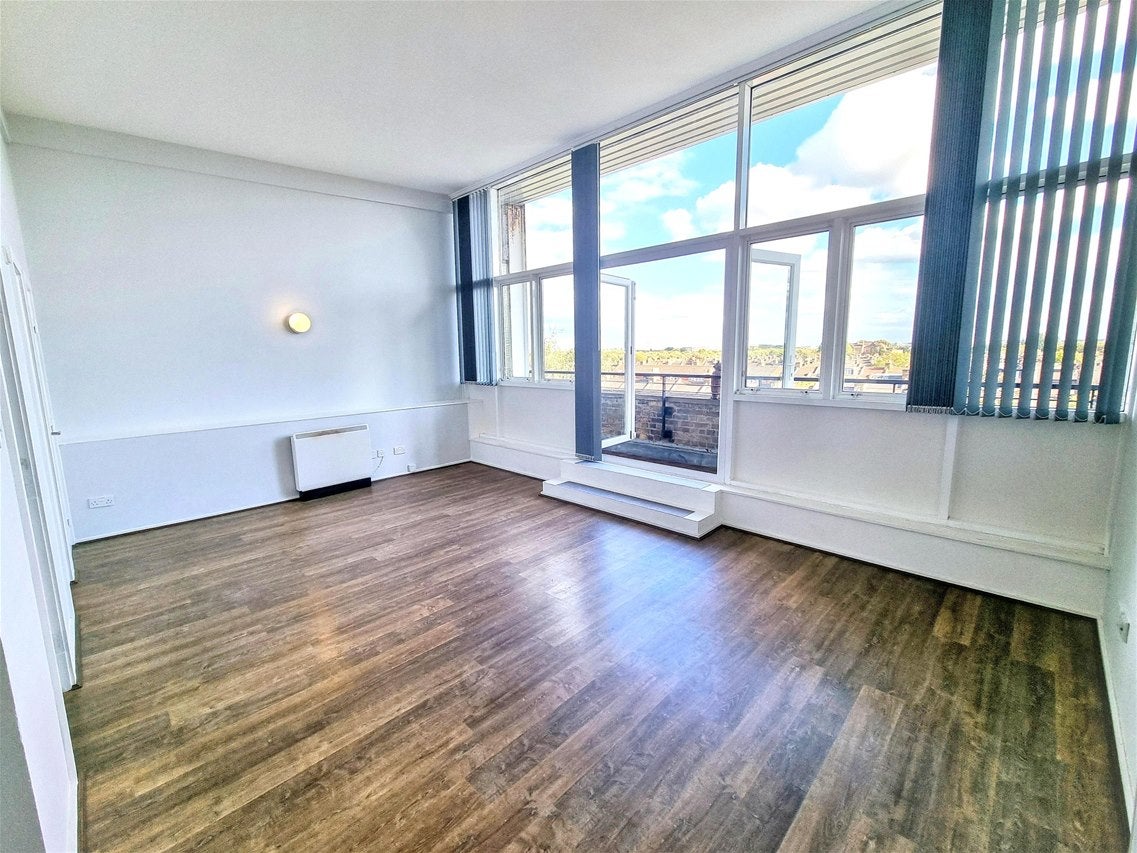 Flat Jedburgh Road in London