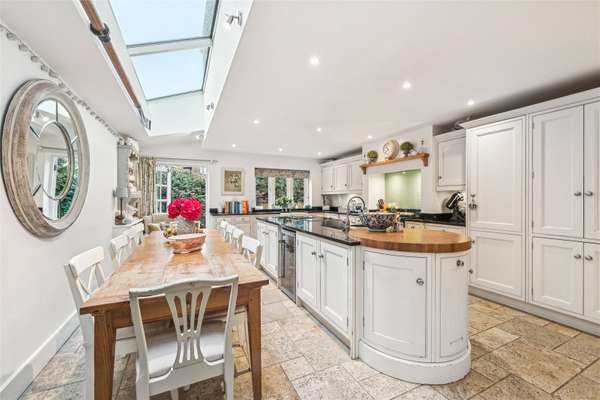 House Rowena Crescent in Greater London