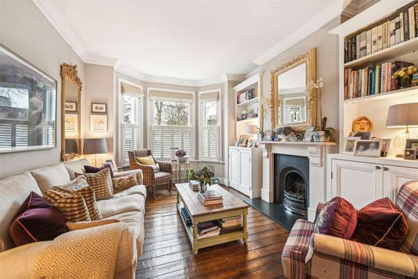 House Rowena Crescent in Greater London