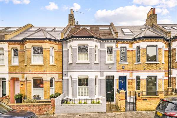 House Rowena Crescent in Greater London