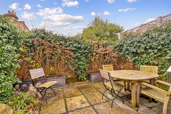 House Rowena Crescent in Greater London