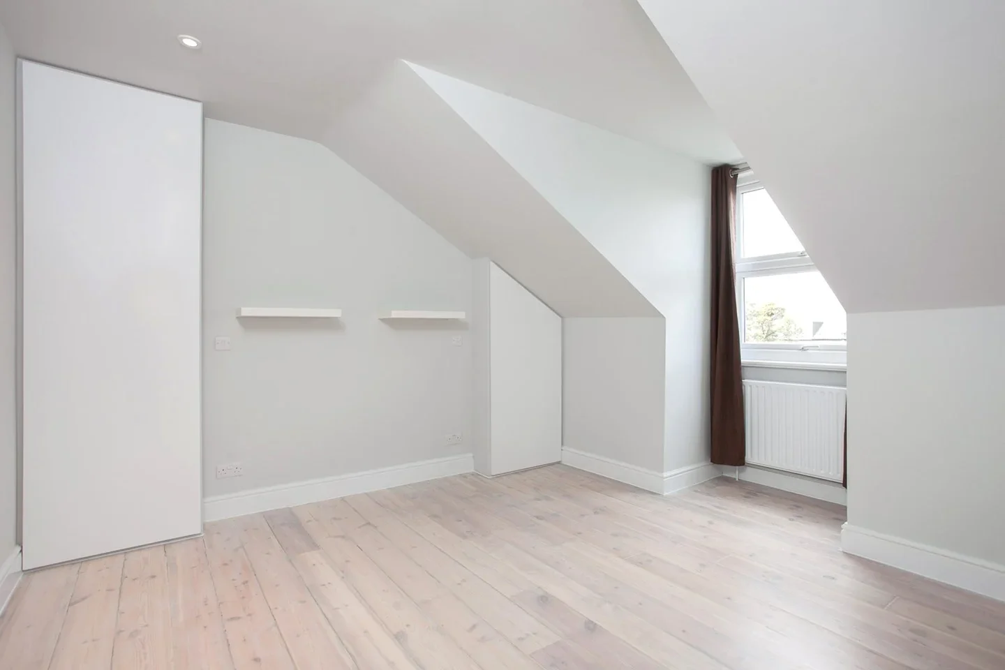 Flat Knatchbull Road in Greater London