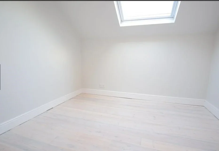 Flat Knatchbull Road in Greater London