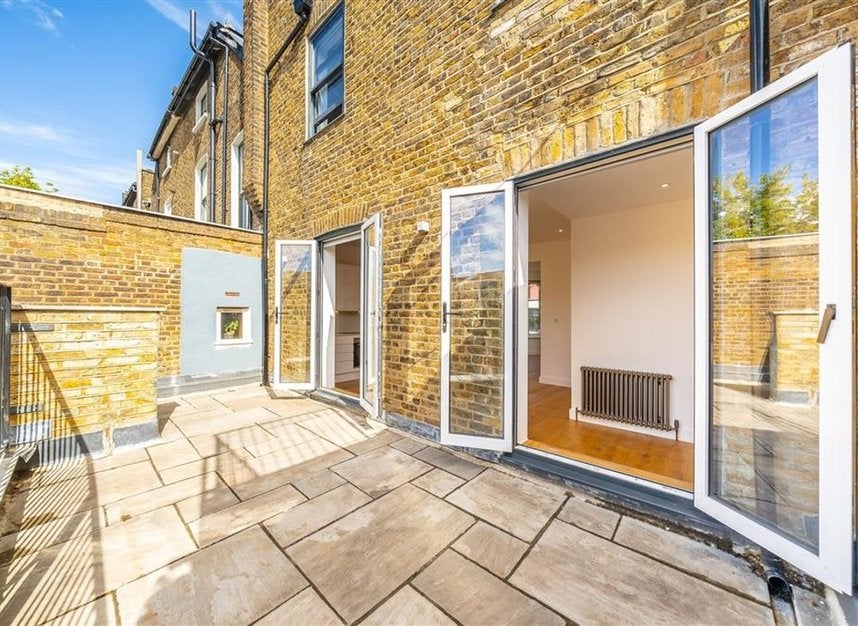 Flat Arabin Road in Greater London