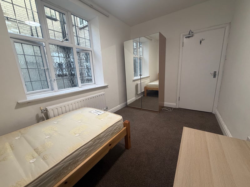 Room Lyndale Avenue in Greater London