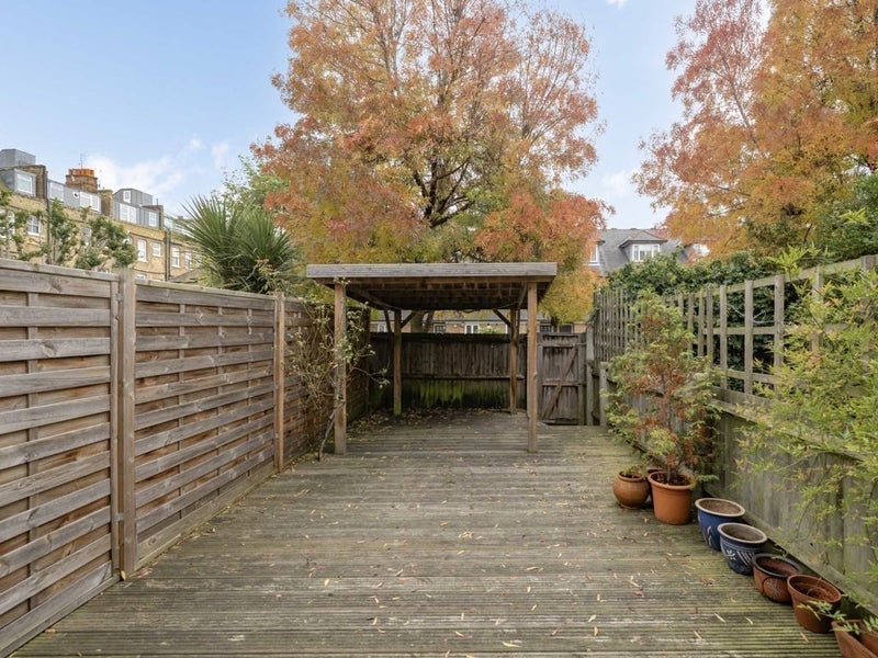 Room Aiten Place in Greater London