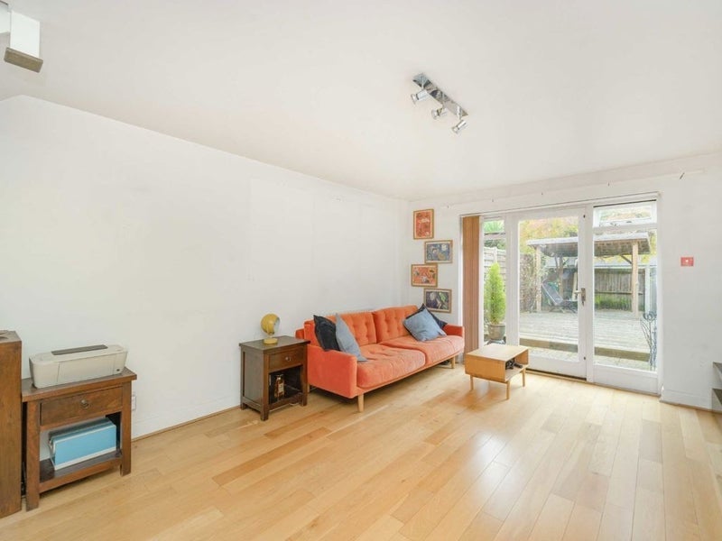 Room Aiten Place in Greater London
