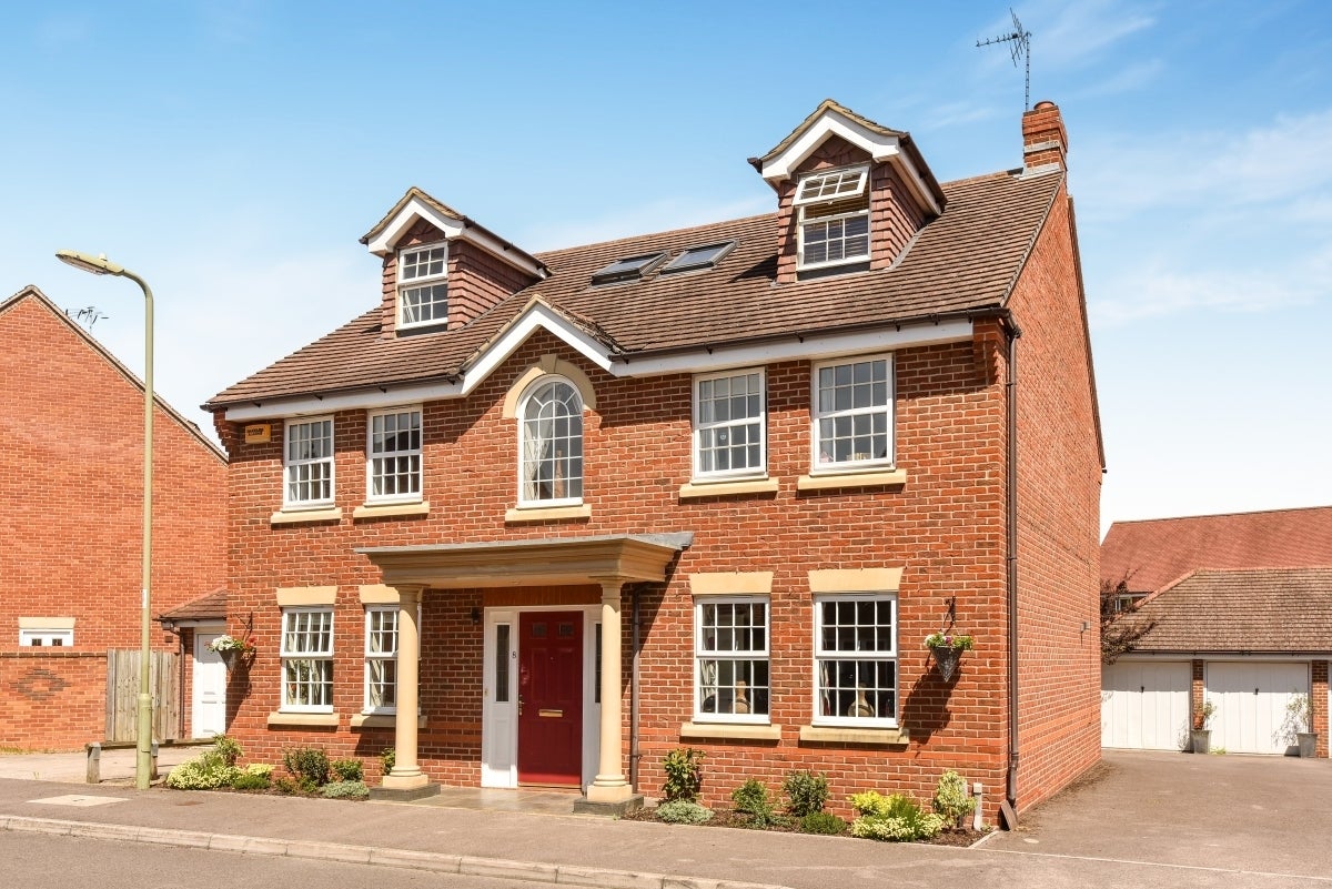 House King Henry Road in Hart