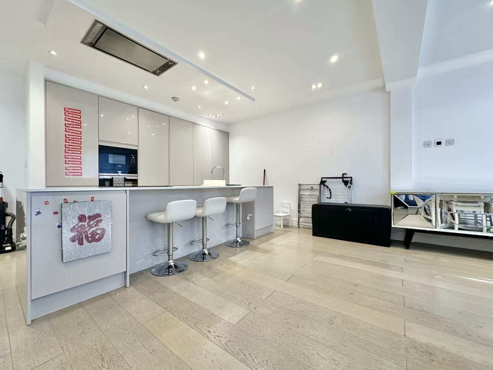 Flat Ravenscroft Avenue in Greater London