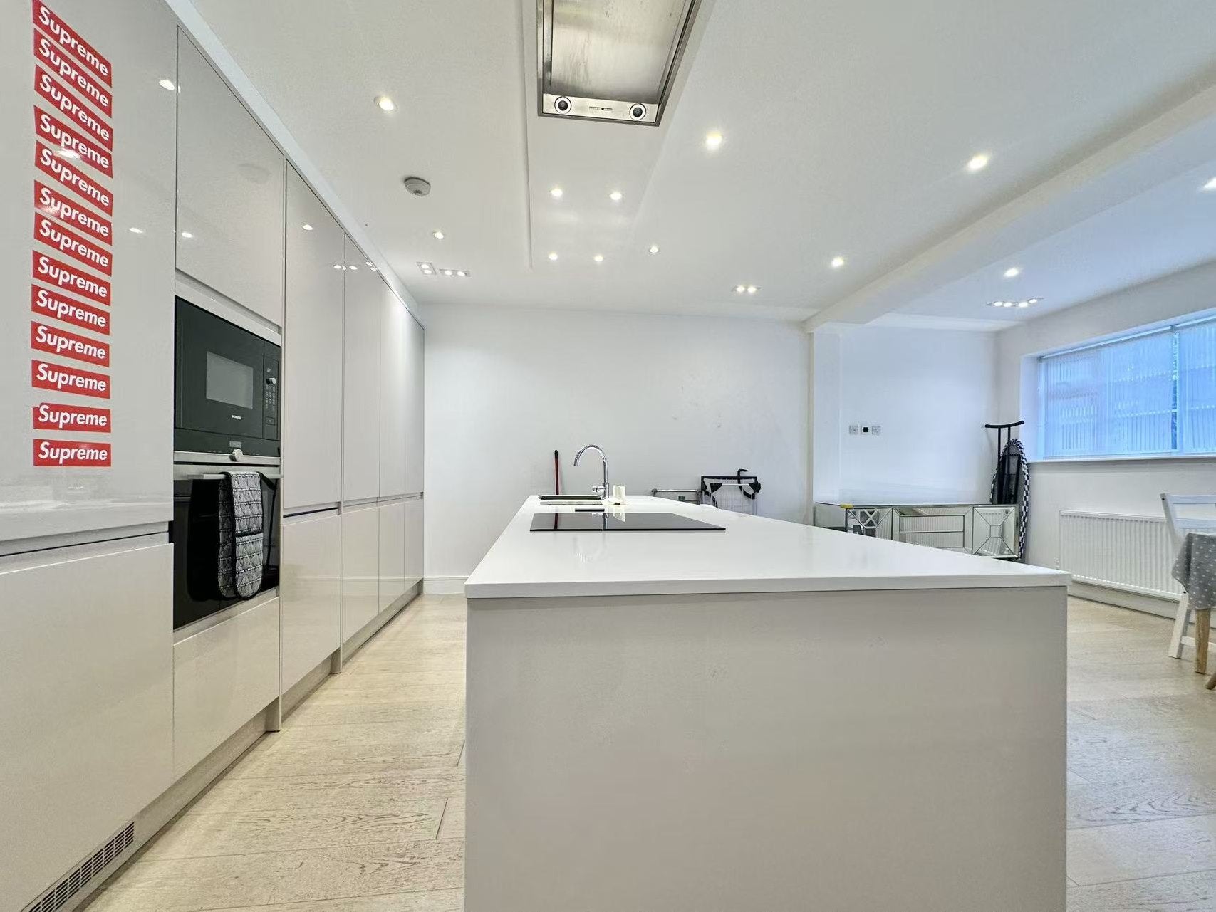 Flat Ravenscroft Avenue in Greater London