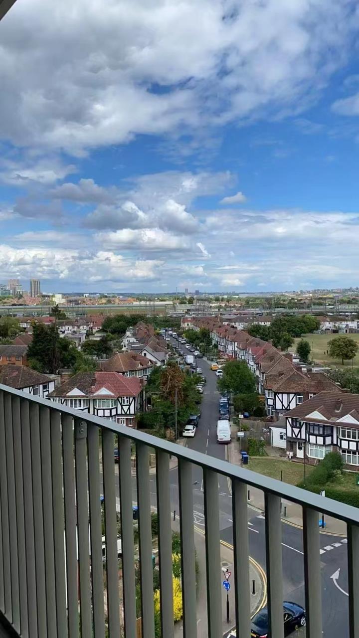 Flat Beresford Avenue in Greater London