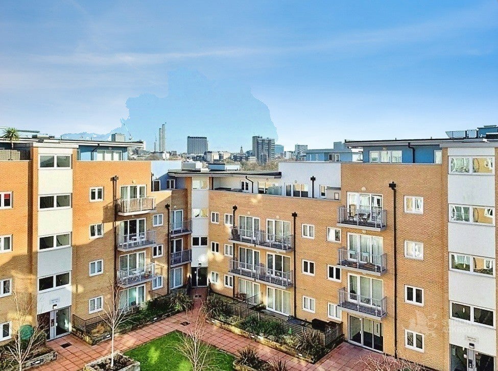 Flat Whitestone Way in Greater London