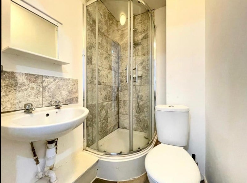 Room Whitechapel Road in Greater London