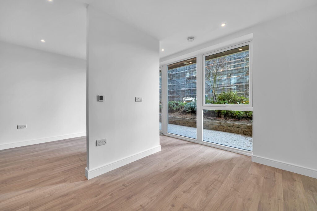 Flat Beresford Avenue in Greater London