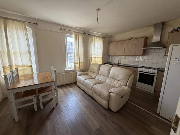 Flat Montague Road in Greater London
