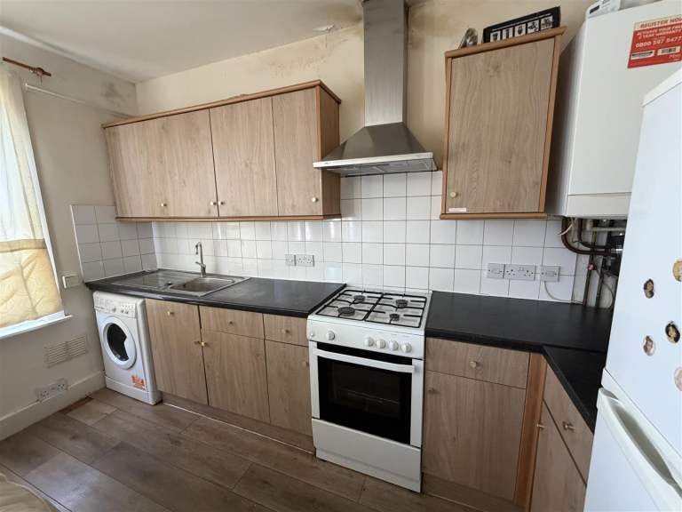 Flat Montague Road in Greater London