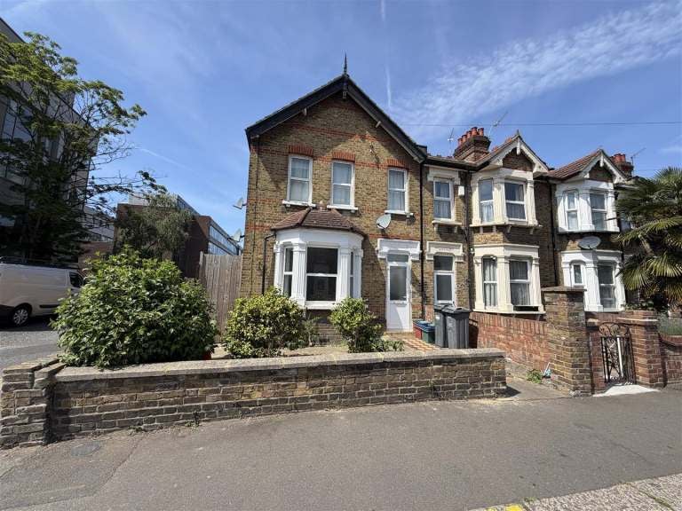 Flat Montague Road in Greater London