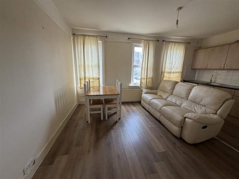 Flat Montague Road in Greater London