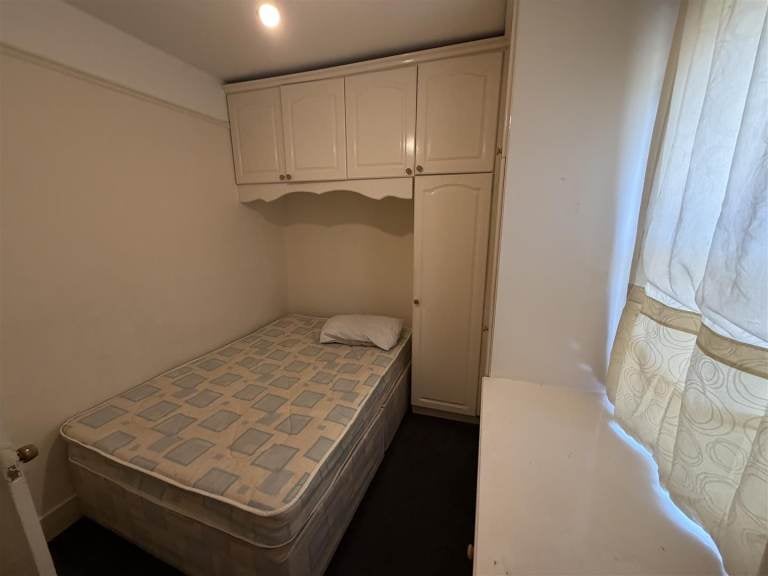 Flat Montague Road in Greater London