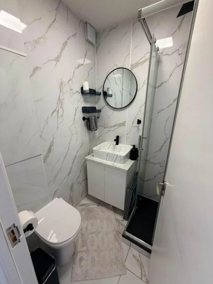 Flat Lampeter Square in Greater London