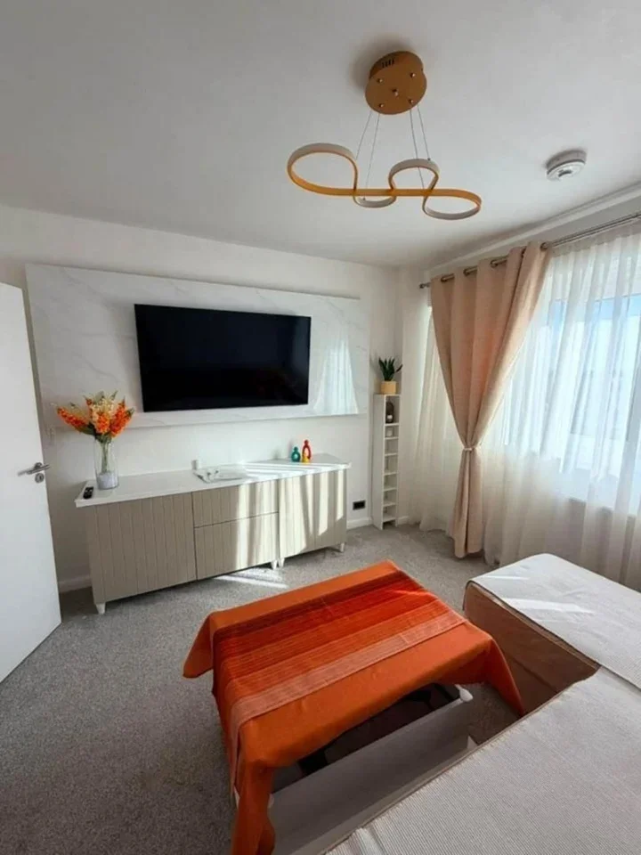 Flat Lampeter Square in Greater London