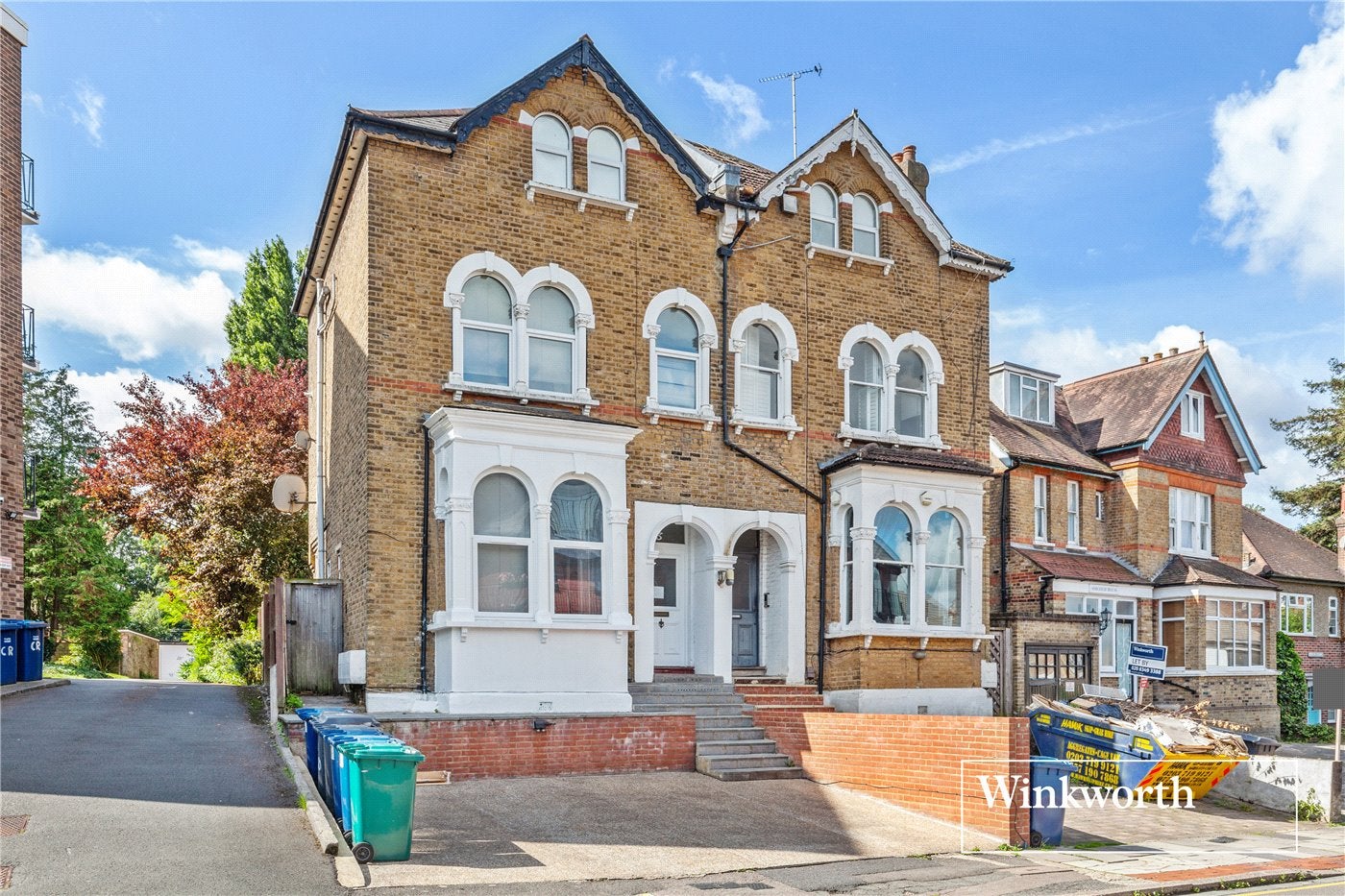 Flat Crescent Road in Greater London