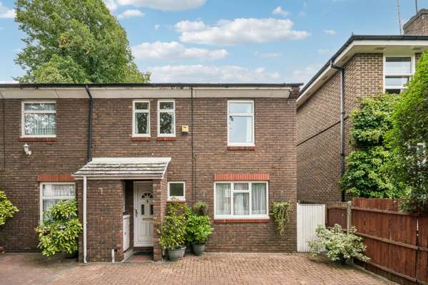 House Queen's Road in Greater London