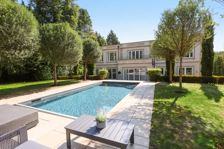 House Albany Close in Elmbridge