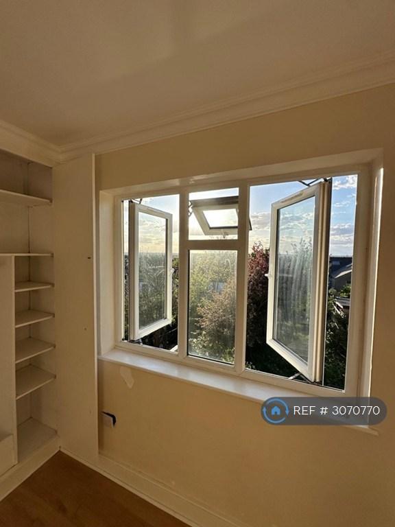 Room Grange Road in Greater London