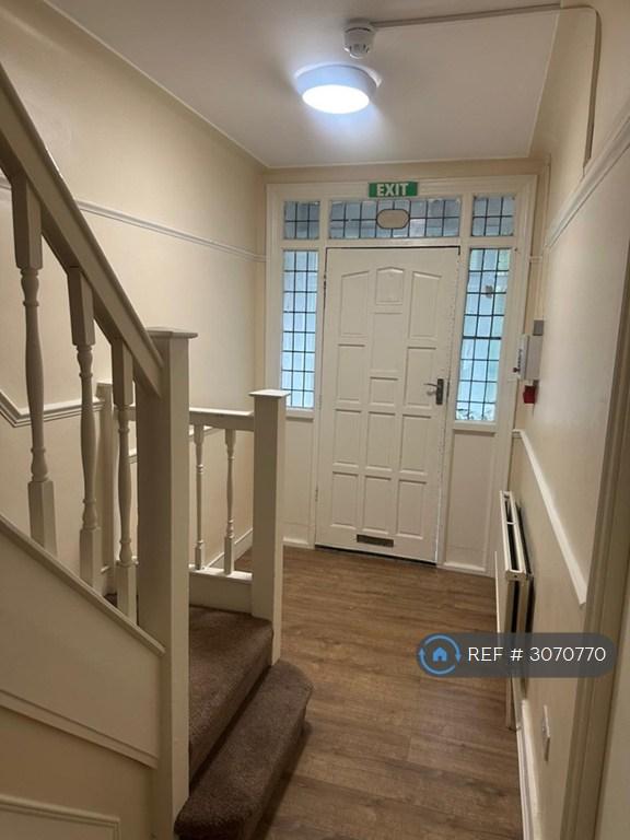 Room Grange Road in Greater London