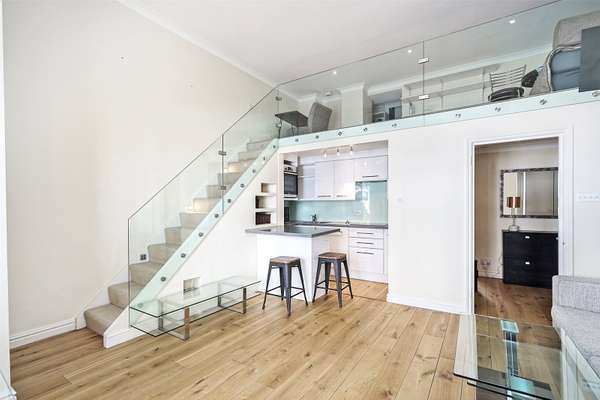 Flat Penywern Road in Greater London