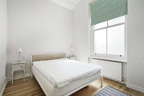 Flat Penywern Road in Greater London