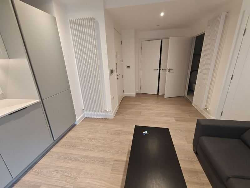Flat Sandstone Lane in Greater London