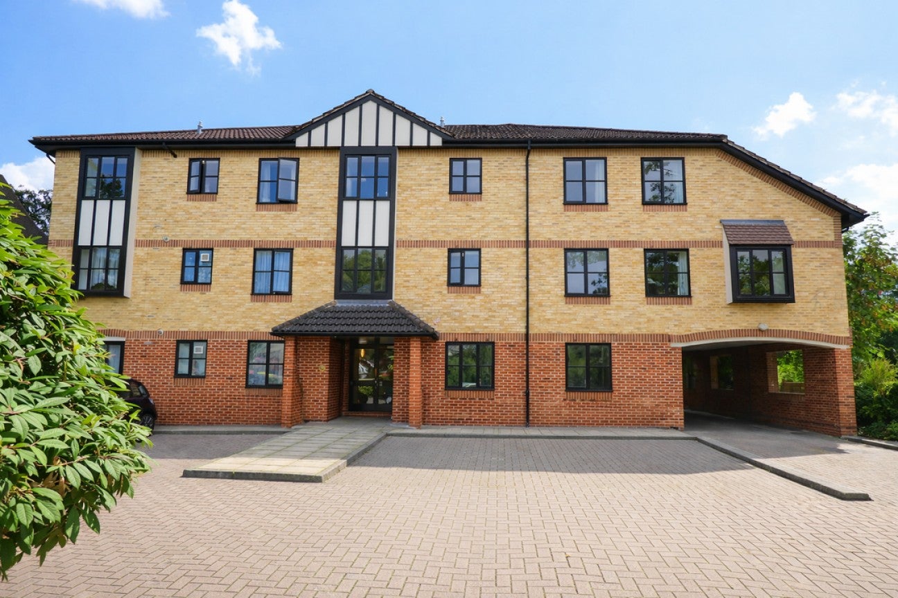 Flat Epsom Road in Mole Valley