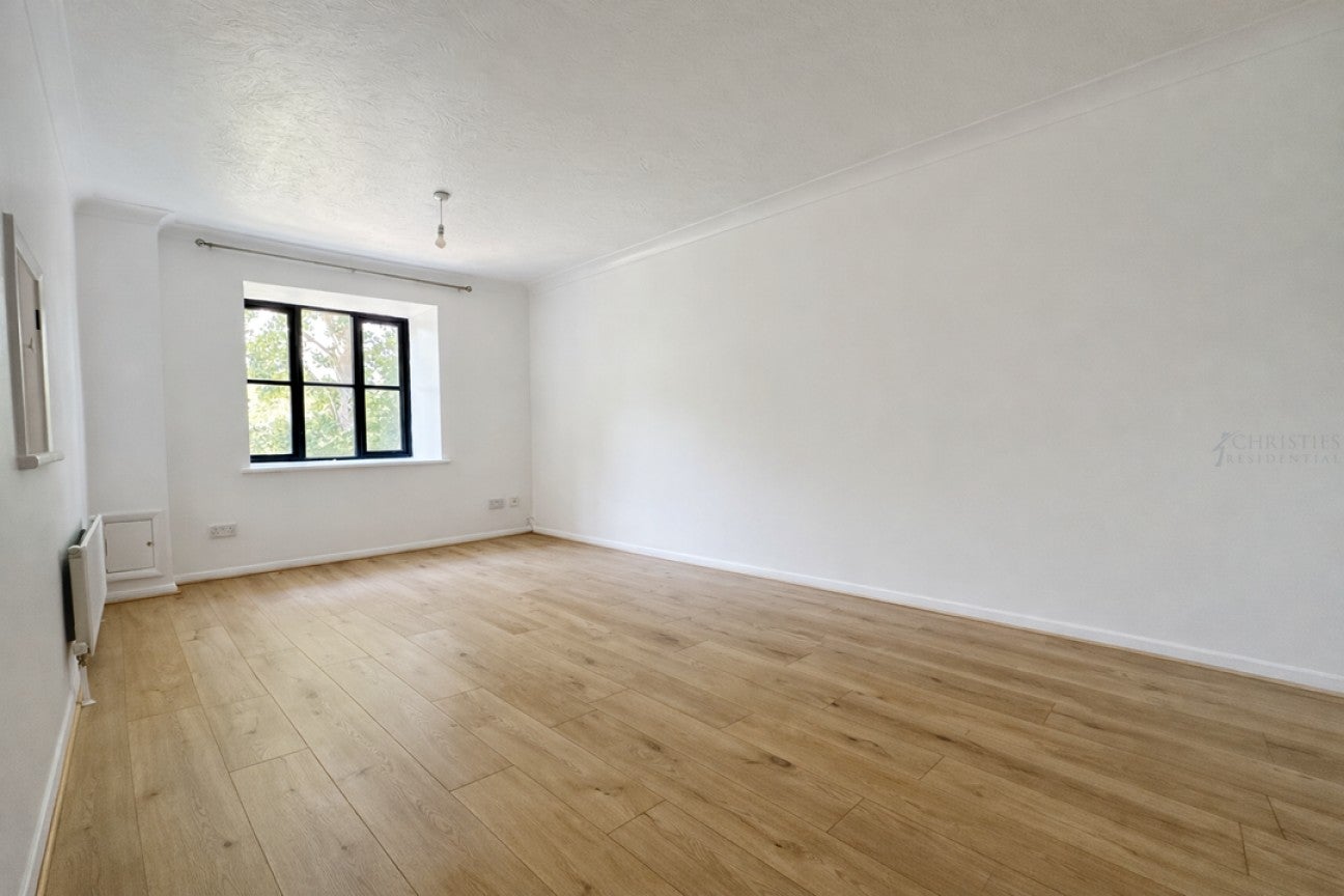 Flat Epsom Road in Mole Valley
