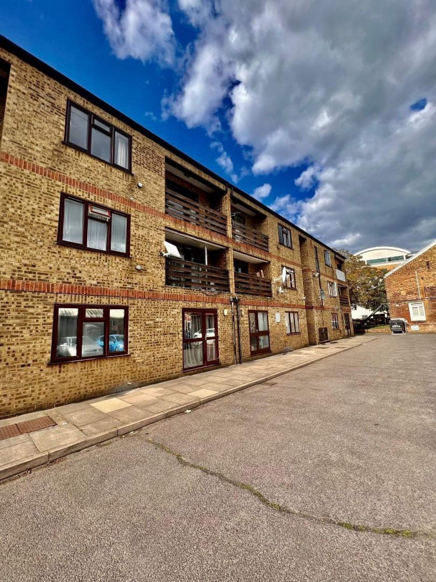 Flat Wellington Road in Greater London