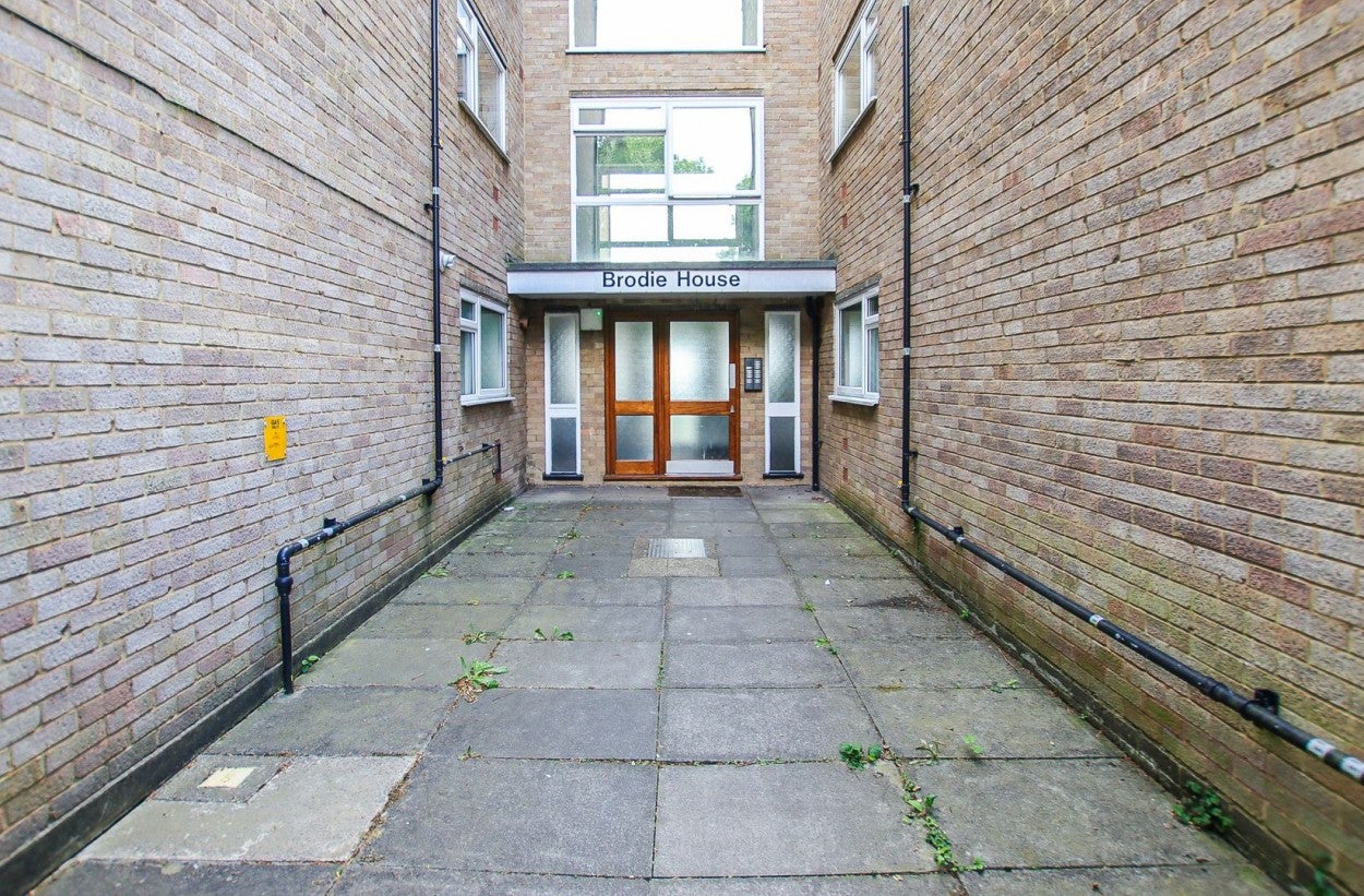 Flat Harcourt Avenue in Greater London