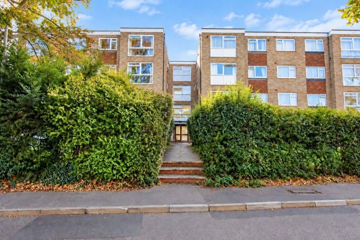 Flat Harcourt Avenue in Greater London