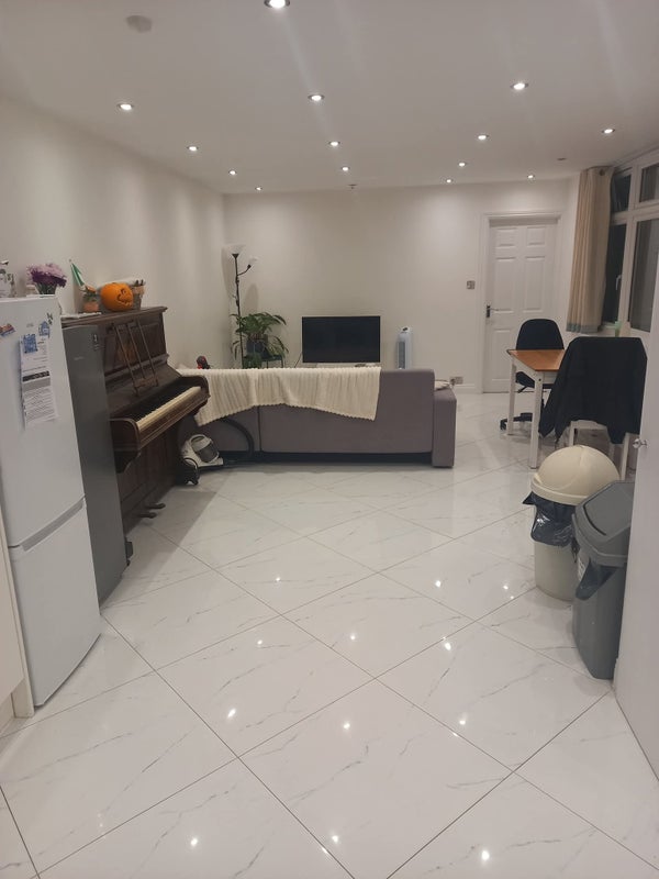 Room Dingley Lane in Greater London