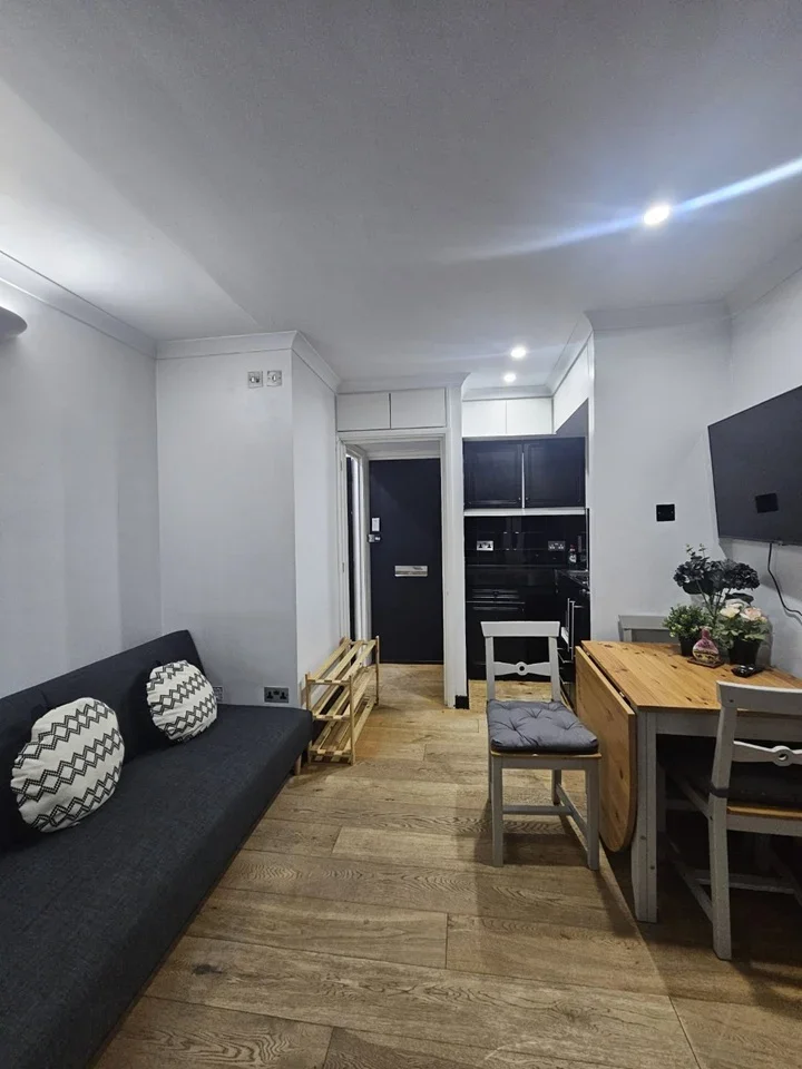 Flat Montrose Court in City of Westminster