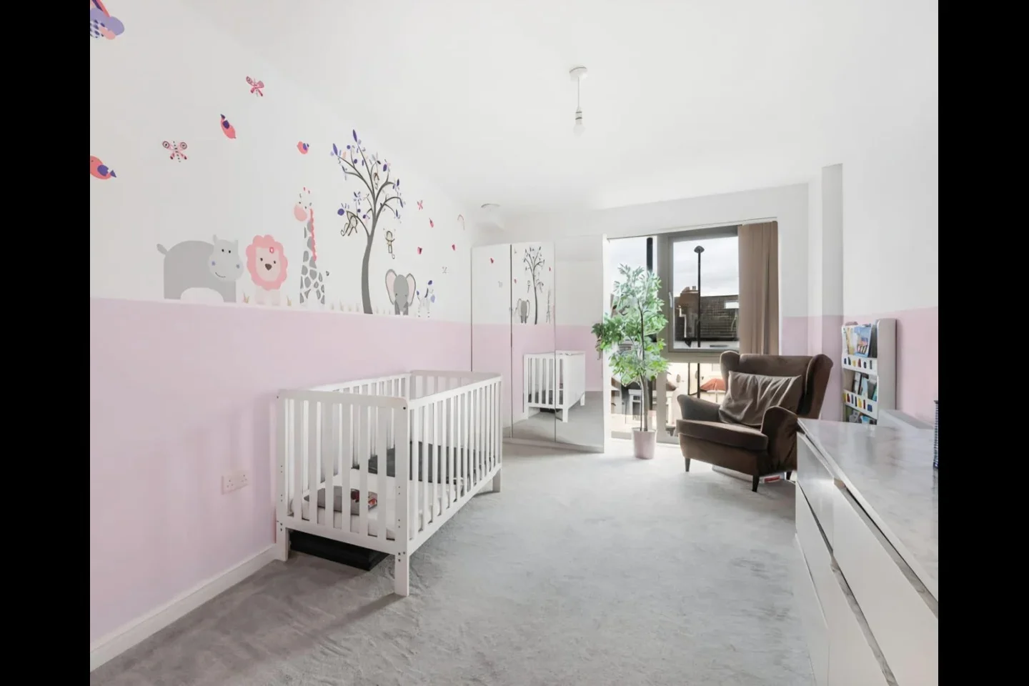 Flat Ockley Road in Greater London