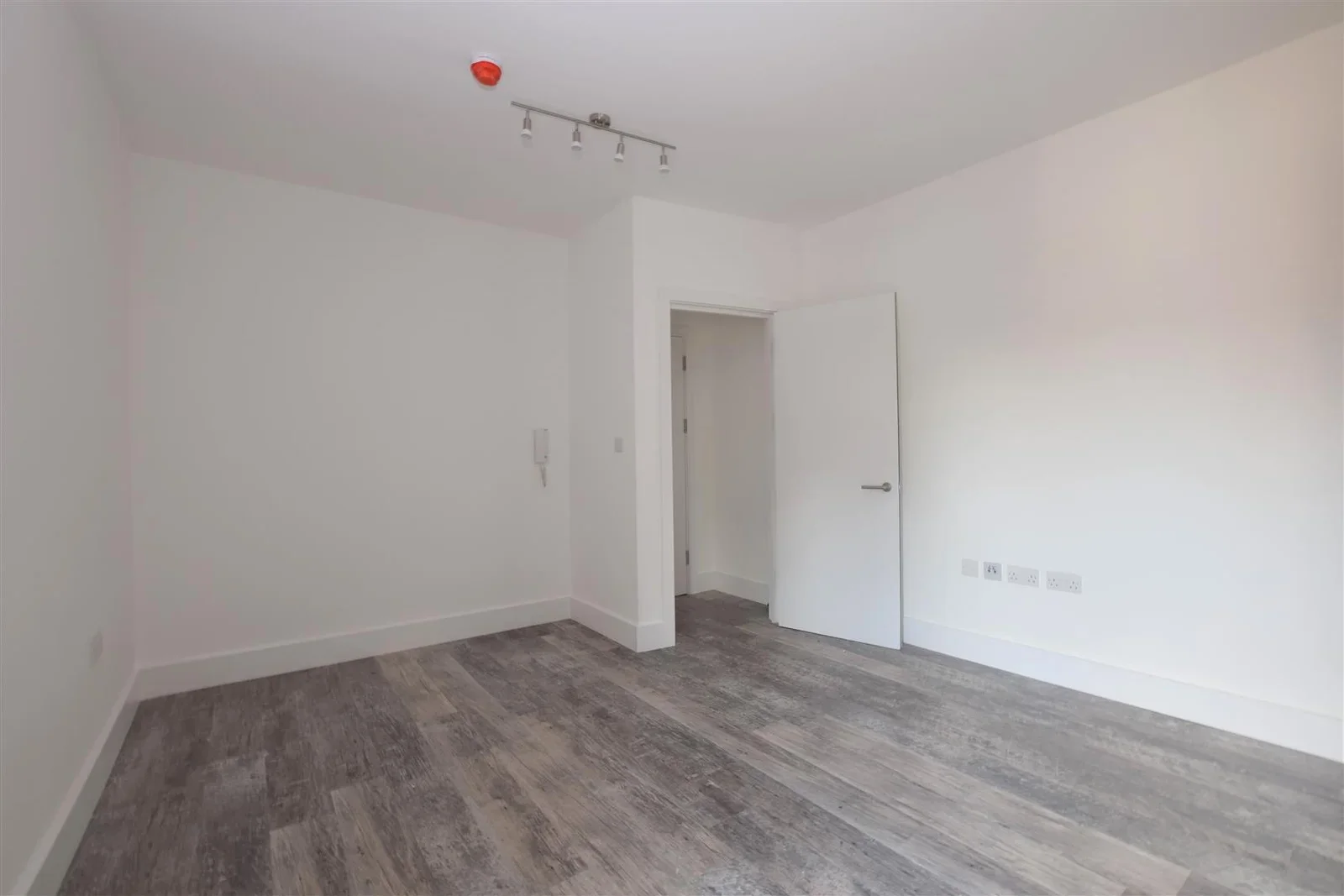 Flat Cedar Road in Greater London