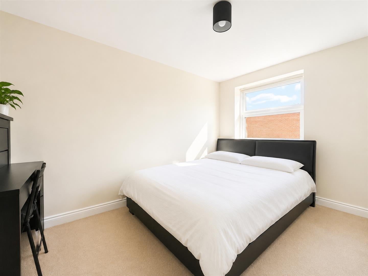 Flat Victoria Road in Rushmoor
