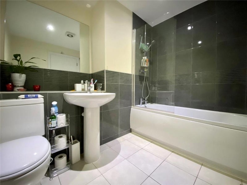 Room Warwick Road in Metropolitan Borough of Solihull