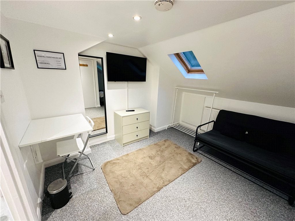 Flat Maybury Road in Woking