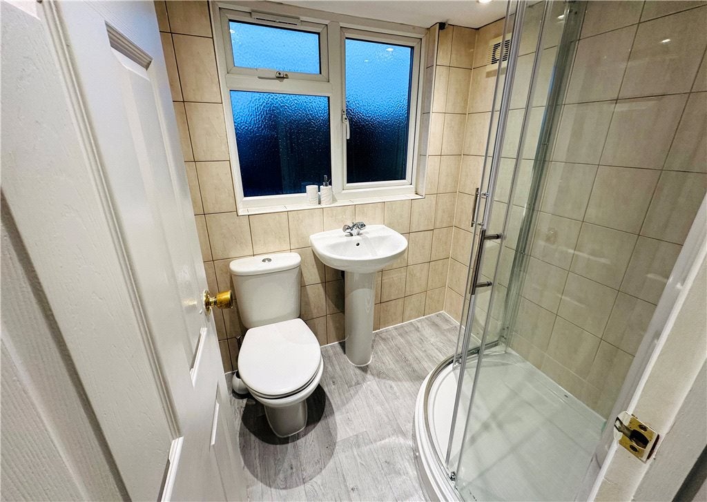 Flat Maybury Road in Woking