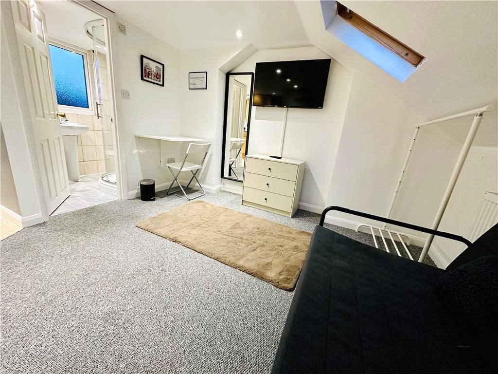 Flat Maybury Road in Woking