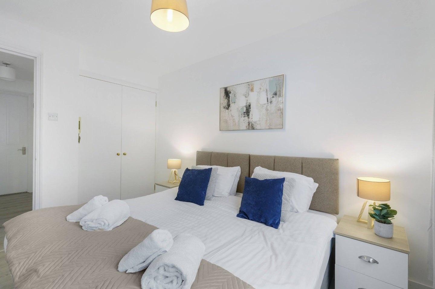 Flat Transom Square in Greater London