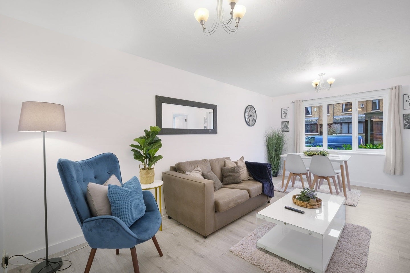 Flat Transom Square in Greater London
